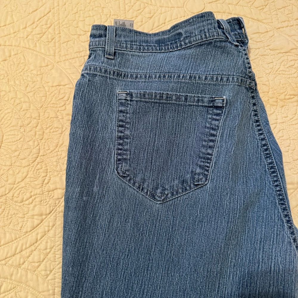 20W Gloria Vanderbilt plain pocket light wash boot cut denim jeans
